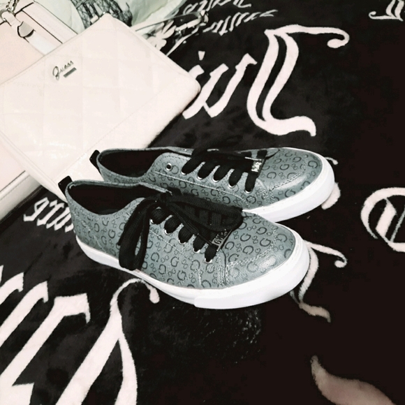 Guess Shoes - Picture 2 of 4